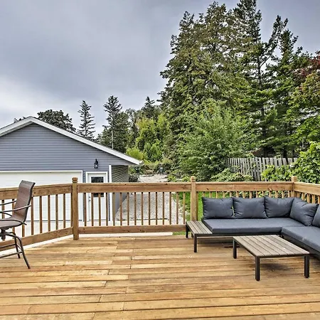Ideal Green Bay Home Less Than 3 Mi To Lambeau Field!